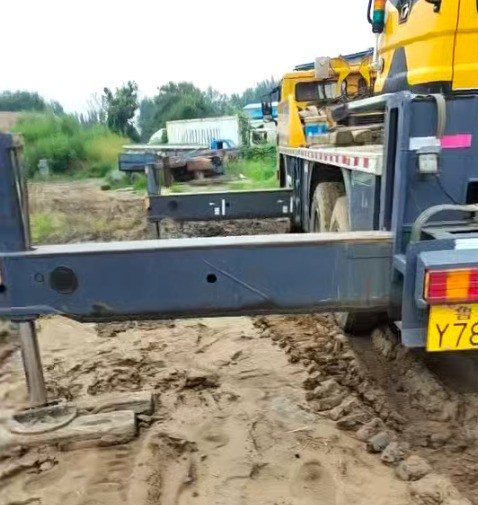 本省濰坊地區(qū)路友破碎機抵達現(xiàn)場